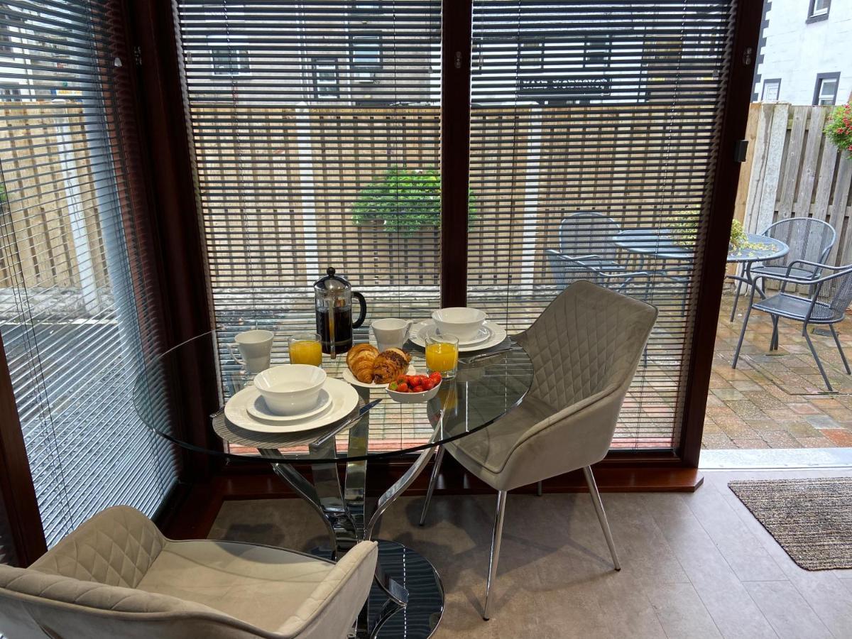 The Courtyard Apartment Brampton  Dış mekan fotoğraf